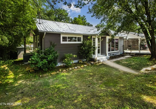 Photo 3 of Single family home for sale at 114 E Arrowwood Rd, Oak Ridge, TN 37830 | MLS# 1350158 | Listing updated on 2026-09-25