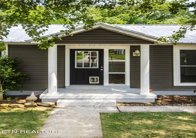 Photo 4 of Single family home for sale at 114 E Arrowwood Rd, Oak Ridge, TN 37830 | MLS# 1350158 | Listing updated on 2026-09-25