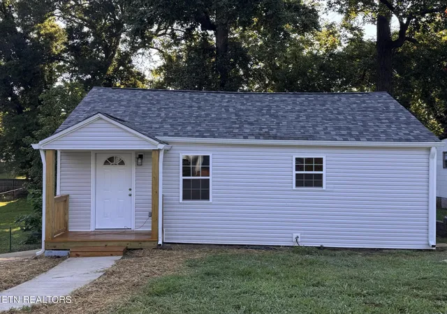 Photo 2 of Single family home for sale at 3416 Oak Grv St, Knoxville, TN 37920 | MLS# 1350266 | Listing updated on 2026-09-02