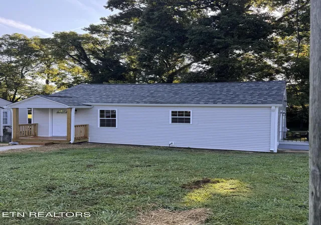 Photo 3 of Single family home for sale at 3416 Oak Grv St, Knoxville, TN 37920 | MLS# 1350266 | Listing updated on 2026-09-02