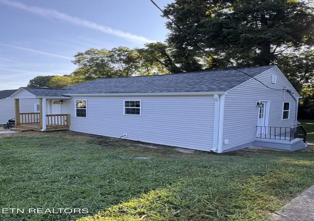 Photo 3 of Single family home for sale at 3416 Oak Grv St, Knoxville, TN 37920 | MLS# 1350266 | Listing updated on 2026-09-02