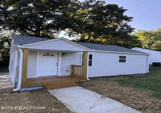 Photo 4 of Single family home for sale at 3416 Oak Grv St, Knoxville, TN 37920 | MLS# 1350266 | Listing updated on 2026-09-02