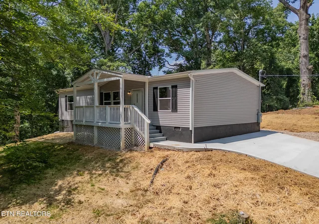Photo 2 of Single family home for sale at 3813 Bonnie View Ave, Knoxville, TN 37914 | MLS# 1350186 | Listing updated on 2026-09-17