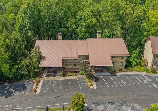 2nd image of 221 Woodland Rd, Gatlinburg, TN 37738