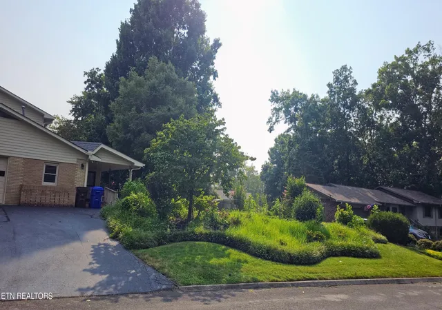 Photo 3 of Sale Pending at 111 Claremont Rd, Oak Ridge, TN 37830 | MLS# 1350255 | Listing updated on 2026-08-30