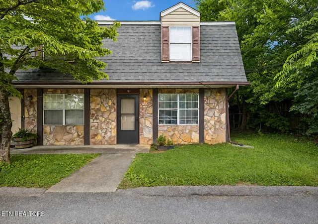 Photo 3 of Sale Pending at 5216 Tillery Rd, Knoxville, TN 37912 | MLS# 1350369 | Listing updated on 2026-09-15