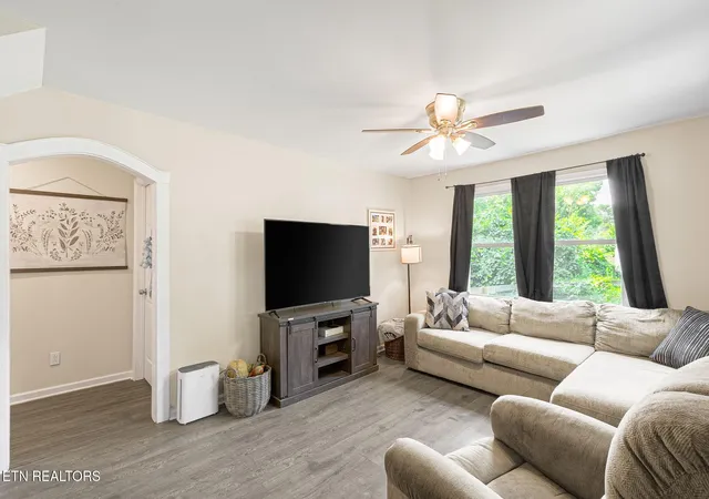 Photo 3 of Single family home for sale at 439 Jarnigan St, Clinton, TN 37716 | MLS# 1350302 | Listing updated on 2026-08-25