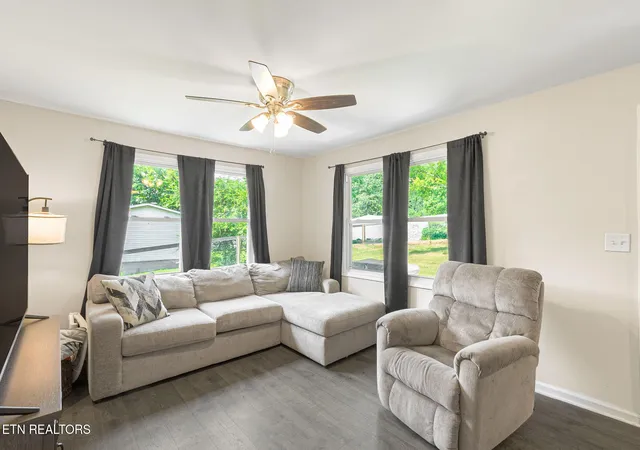 Photo 3 of Single family home for sale at 439 Jarnigan St, Clinton, TN 37716 | MLS# 1350302 | Listing updated on 2026-08-25