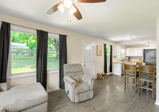Photo 4 of Single family home for sale at 439 Jarnigan St, Clinton, TN 37716 | MLS# 1350302 | Listing updated on 2026-08-25