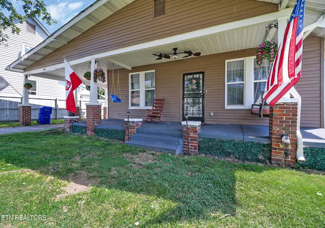 2nd image of 400 W Rockwood St, Rockwood, TN 37854 | MLS# 1350460