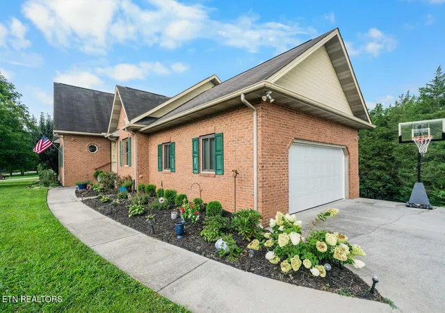 Photo 3 of Sale Pending at 219 Twinleaf Ln, Knoxville, TN 37920 | MLS# 1350315 | Listing updated on 2026-08-18