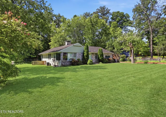 Photo 3 of Sale Pending at 4908 Silva Dr, Knoxville, TN 37914 | MLS# 1350322 | Listing updated on 2026-08-23