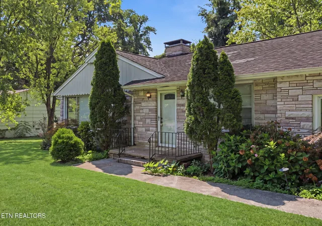 Photo 4 of Sale Pending at 4908 Silva Dr, Knoxville, TN 37914 | MLS# 1350322 | Listing updated on 2026-08-23