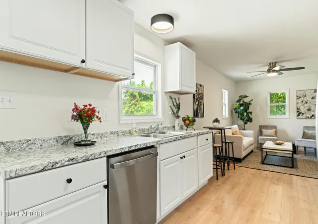 Photo 3 of Sale Pending at 436 Jarnigan St, Clinton, TN 37716 | MLS# 1350393 | Listing updated on 2026-09-21