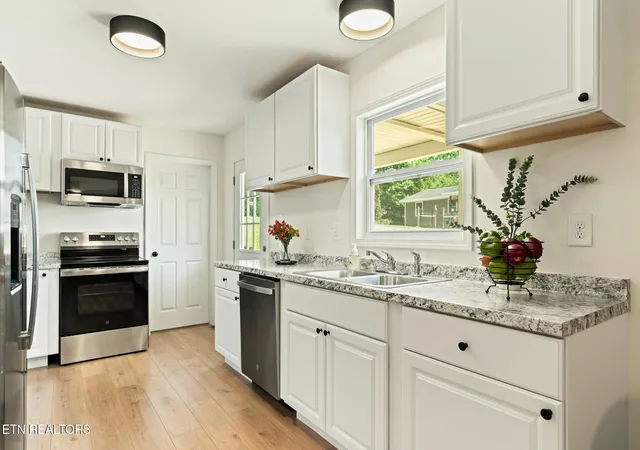 Photo 4 of Sale Pending at 436 Jarnigan St, Clinton, TN 37716 | MLS# 1350393 | Listing updated on 2026-09-21