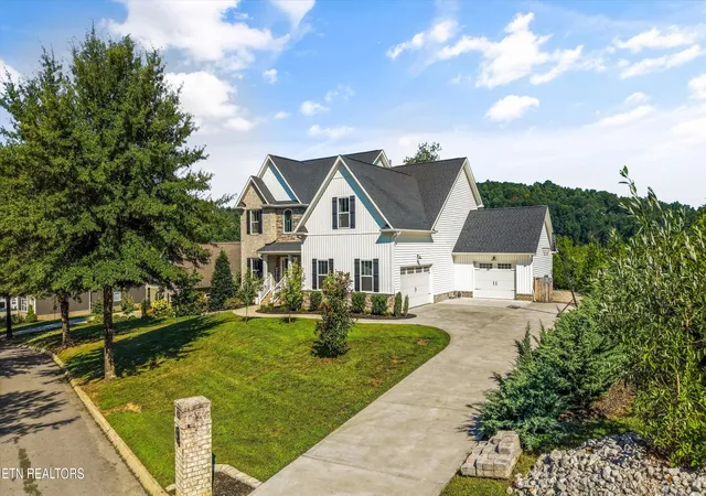 Photo 4 of Single family home for sale at 104 Pineberry W Rd, Oak Ridge, TN 37830 | MLS# 1350402 | Listing updated on 2026-09-21