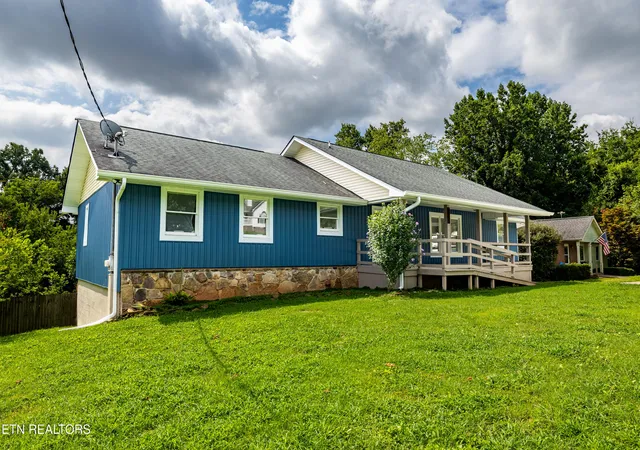 Photo 2 of Single family home for sale at 5848 Solar Dr, Knoxville, TN 37921 | MLS# 1350398 | Listing updated on 2026-09-07