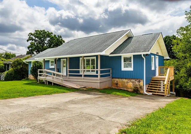 Photo 3 of Single family home for sale at 5848 Solar Dr, Knoxville, TN 37921 | MLS# 1350398 | Listing updated on 2026-09-07