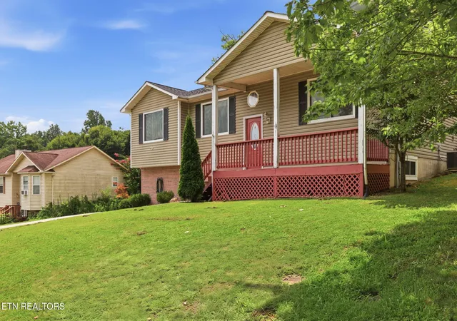 Photo 3 of Sale Pending at 7463 Twin Brooks Blvd, Knoxville, TN 37918 | MLS# 1350489 | Listing updated on 2026-09-17