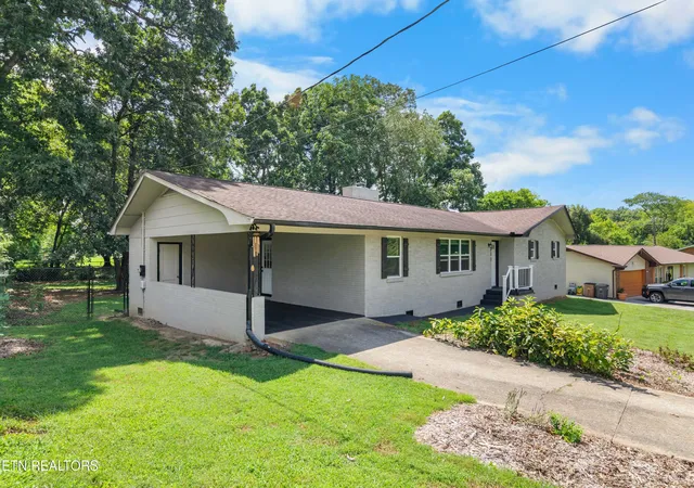 Photo 2 of Single family home for sale at 1311 Rosalyn Dr, Knoxville, TN 37914 | MLS# 1351017 | Listing updated on 2026-09-17