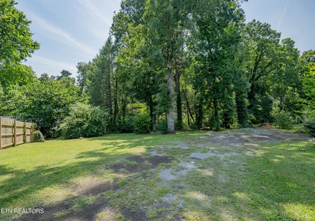 Photo 3 of Single family home for sale at 5721 Nw Davida Rd, Knoxville, TN 37912 | MLS# 1350537 | Listing updated on 2026-09-16