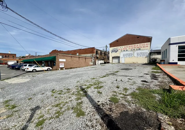 3rd image of 220 E Madison Ave, Athens, TN 37303 | MLS# 1350525