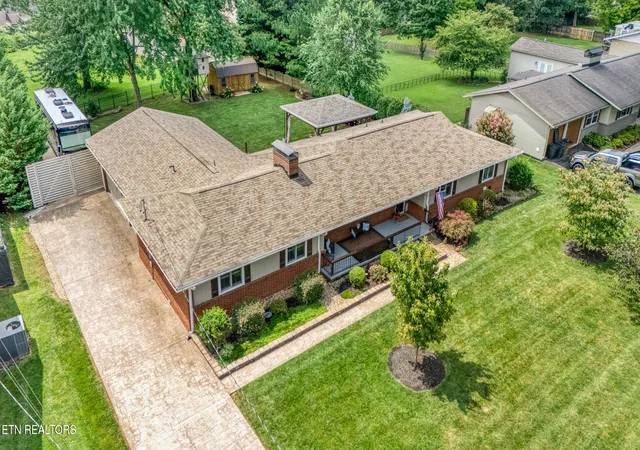 Photo 2 of Single family home for sale at 7404 Sheffield Dr, Knoxville, TN 37909 | MLS# 1350604 | Listing updated on 2026-09-02