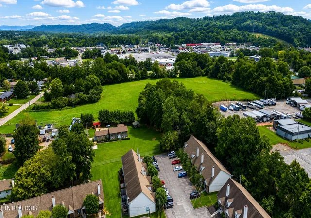 Photo 2 of Single family home for sale at 6931 Kings Xing Way, Knoxville, TN 37918 | MLS# 1350528 | Listing updated on 2026-09-14