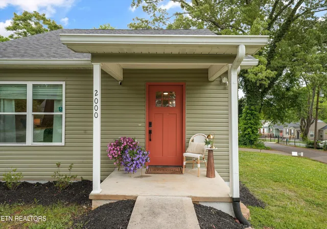 Photo 2 of Sale Pending at 2000 Seminole Ave, Knoxville, TN 37915 | MLS# 1350688 | Listing updated on 2026-09-04