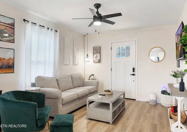 Photo 3 of Sale Pending at 2000 Seminole Ave, Knoxville, TN 37915 | MLS# 1350688 | Listing updated on 2026-09-04