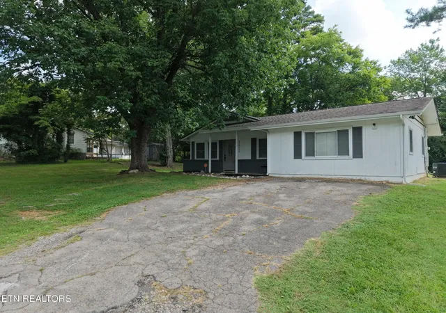 Photo 4 of Single family home for sale at 1612 Bradshaw Garden Rd, Knoxville, TN 37912 | MLS# 1350942 | Listing updated on 2026-09-15