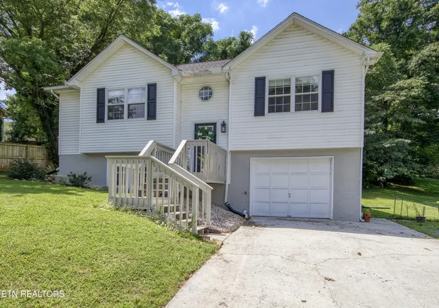 Photo 2 of Single family home for sale at 3913 Abercorn Rd, Knoxville, TN 37921 | MLS# 1351073 | Listing updated on 2026-08-07