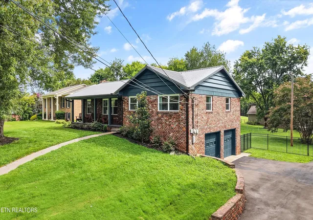 Photo 2 of Sale Pending at 928 Dartford Rd, Knoxville, TN 37919 | MLS# 1350635 | Listing updated on 2026-08-13