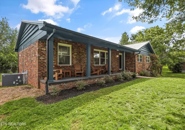 Photo 3 of Sale Pending at 928 Dartford Rd, Knoxville, TN 37919 | MLS# 1350635 | Listing updated on 2026-08-13