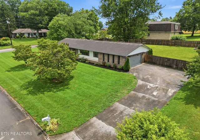 Photo 2 of Single family home for sale at 1019 Kensington Blvd, Maryville, TN 37803 | MLS# 1350651 | Listing updated on 2026-08-28