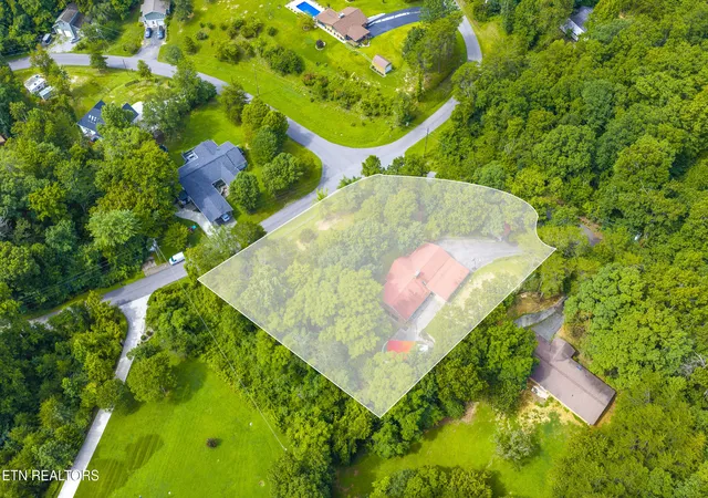 Listing Photo 5 - Condo for sale in building located at 744 Lee Cir, Sevierville, TN 37862
