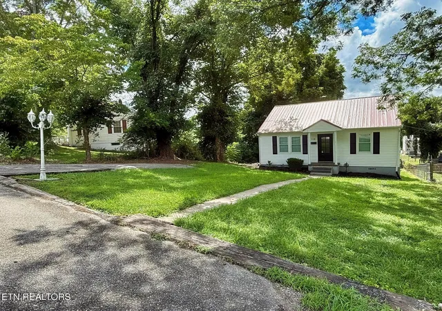 2nd image of 118 E Kentucky Ave, La Follette, TN 37766 | MLS# 1350766