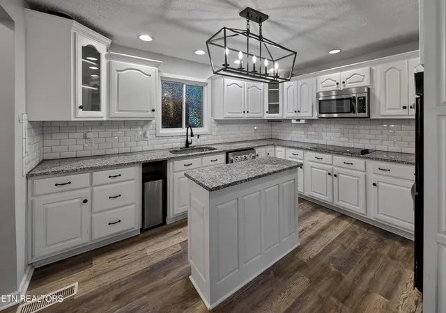 3rd image of 718 Hathburn Dr, Rockwood, TN 37854 | MLS# 1351370