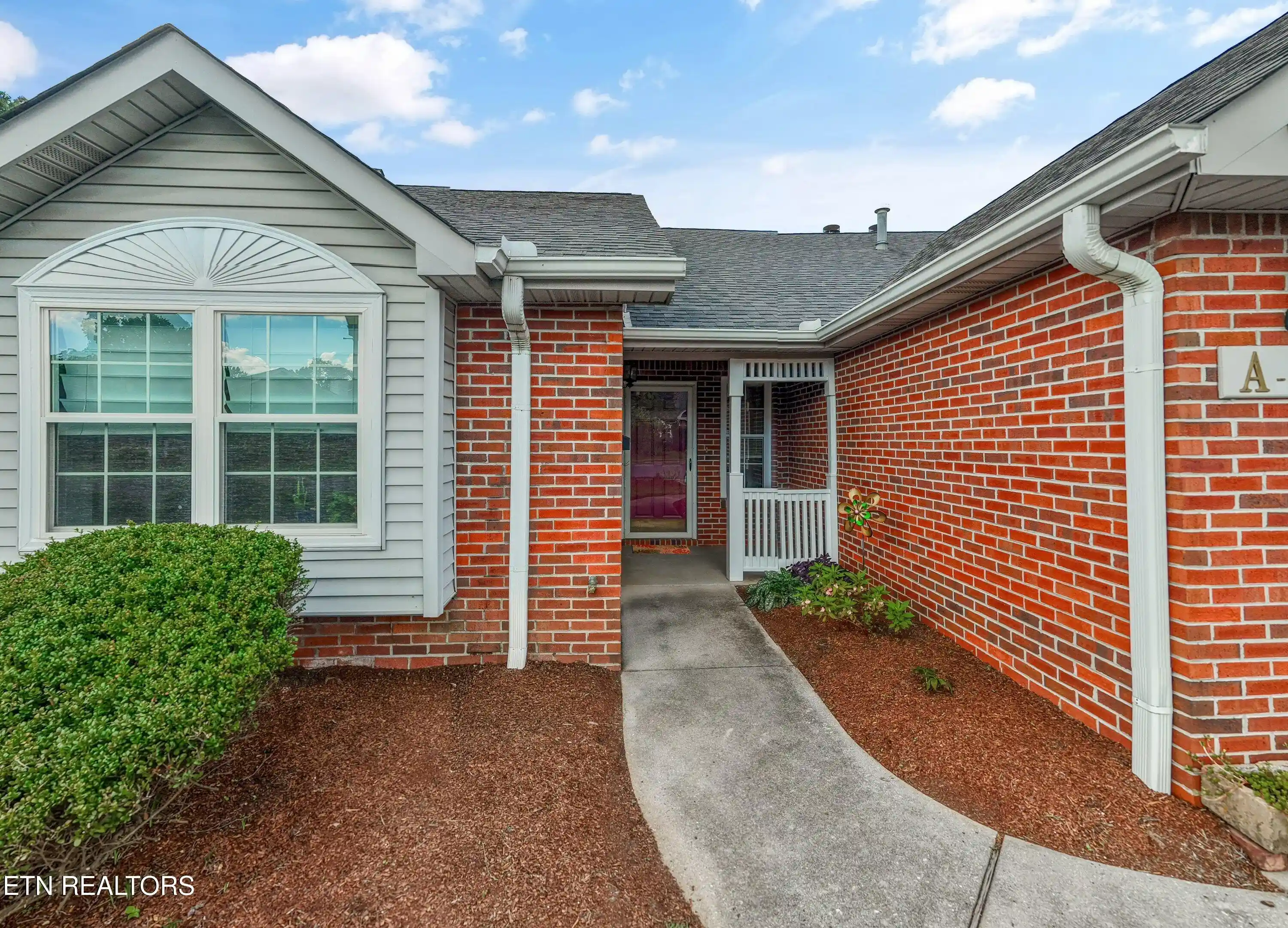 Listing Photo 2 - Condo for sale in 4125 Woodlawn Pike located at 4125 Woodlawn Pike, Knoxville, TN 37920 - Unit #A2