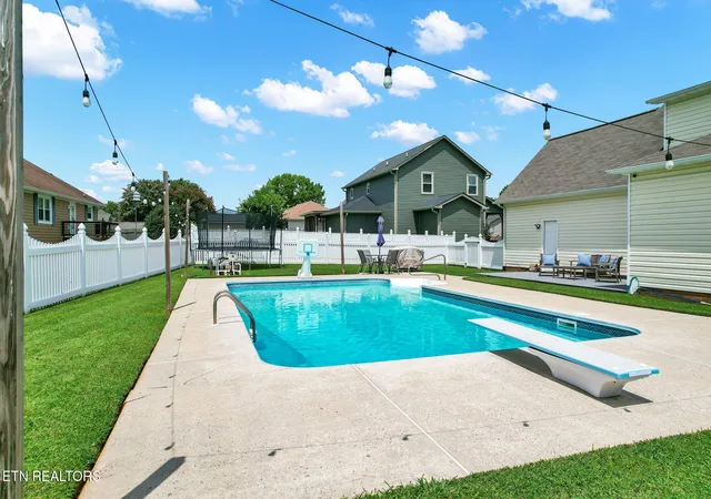 Photo 2 of Single family home for sale at 1762 Ne Autumn Dr, Cleveland, TN 37323 | MLS# 1350917 | Listing updated on 2026-08-17