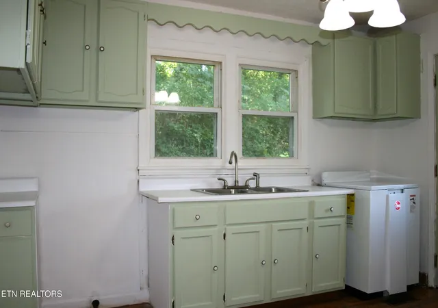 image of 308 Highland Ave, Oliver Springs, TN 37840 | MLS# 1350868