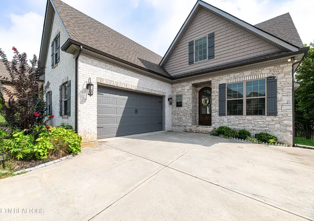 Photo 2 of Sale Pending at 2536 Brooke Willow Blvd, Knoxville, TN 37932 | MLS# 1351784 | Listing updated on 2026-09-10