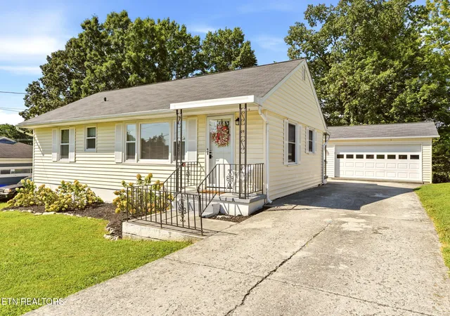 2nd image of 309 Cross St, Clinton, TN 37716 | MLS# 1350852