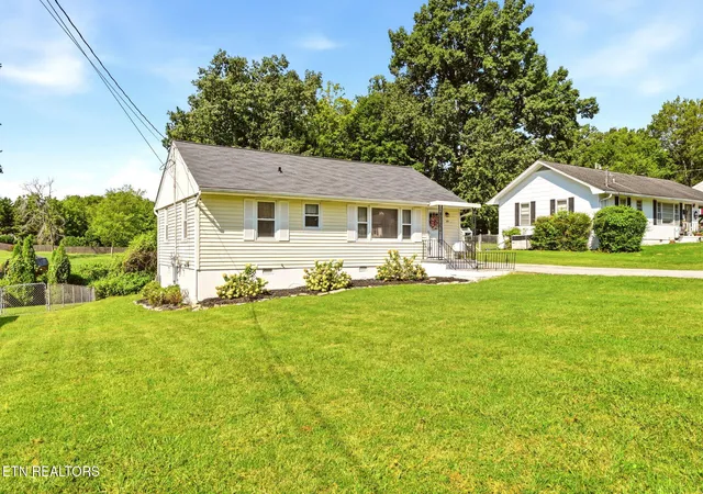 3rd image of 309 Cross St, Clinton, TN 37716 | MLS# 1350852