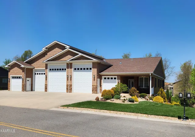 Single family home for sale at 14 Red Oak Dr, Crossville, TN 38555 | MLS# 1350866