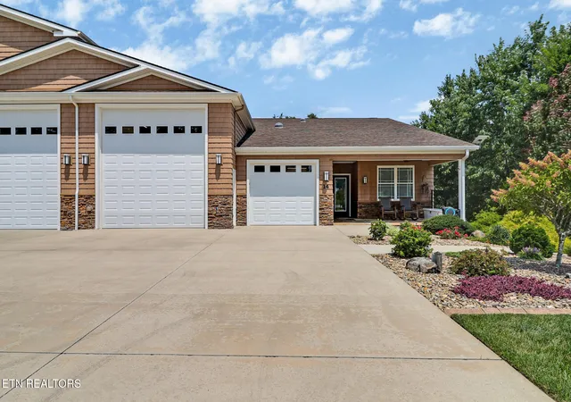 Photo 1 of Single family home for sale at 14 Red Oak Dr, Crossville, TN 38555 | MLS# 1350866 | Listing updated on 2026-10-06