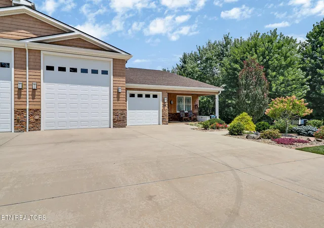Photo 2 of Single family home for sale at 14 Red Oak Dr, Crossville, TN 38555 | MLS# 1350866 | Listing updated on 2026-10-06