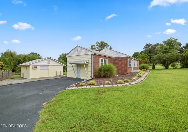 Photo 2 of Single family home for sale at 3725 Lucinda Dr, Knoxville, TN 37918 | MLS# 1351832 | Listing updated on 2026-09-25