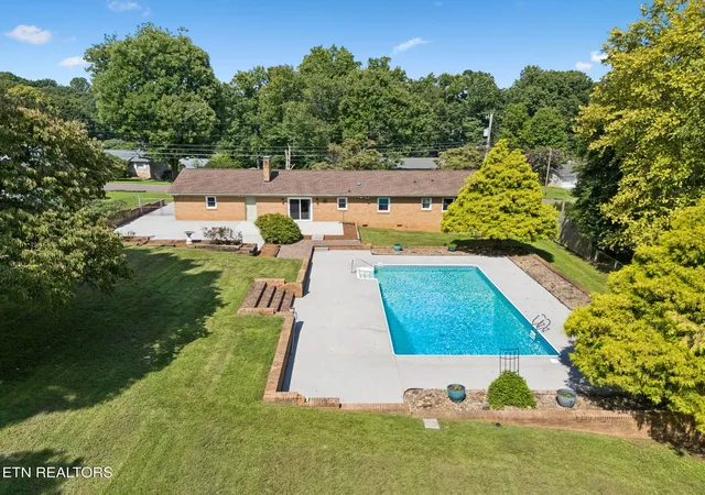 Photo 2 of Sale Pending at 4640 Robindale Dr, Knoxville, TN 37921 | MLS# 1351058 | Listing updated on 2026-09-15