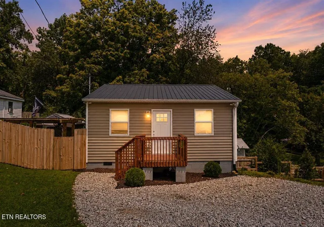 2nd image of 302 N 12th St, La Follette, TN 37766 | MLS# 1351431